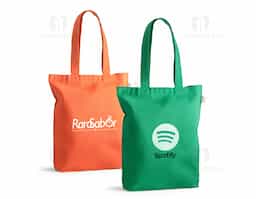 Sacola em 70% algodão reciclado e 30% poliéster reciclado (220g/m²), com alças de 65 cm. O tecido é sem tingimento, é utilizado na sua cor original, sem produtos químicos de tingimento ou branqueamento, contribuindo para um menor impacto ambiental. 380 x 420 x 100 mm