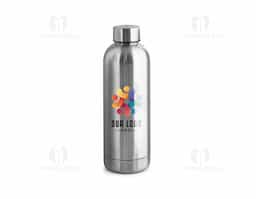 Garrafa de aço inoxidável (90% reciclado) com parede dupla e isolamento a vácuo. Acabamento metálico fosco para um toque sofisticado.