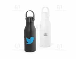 Squeeze em alumínio 100% reciclado com parede simples e acabamento mate. Tampa em PP com pega de silicone para fácil transporte. Capacidade até 700 mL. Fornecido em caixa presente em papel kraft. Certificação EU Food Grade. ø73 x 213 mm