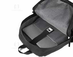 Mochila com parte externa equipada com alça de mão, alça de ombro acolchoada, engate para mala de viagem, bolso frontal e bolso lateral. Na parte interna, conta com compartimento dedicado para notebook de até 15,6 polegadas, oferecendo organização e praticidade para o dia a dia.