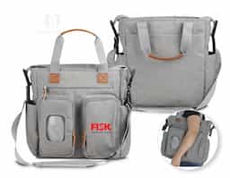Bolsa multifuncional em poliéster com detalhes em PU. Possui 2 compartimentos laterais, 3 bolsos frontais com zíper, 1 na parte oposta com fechamento em velcro, incluindo um específico para lenços umedecidos. Conta com alças de ombro e de mão com acabamento em PU, além de interior espaçoso com divisórias e fechamento em zíper. Prática e organizada para o dia a dia.