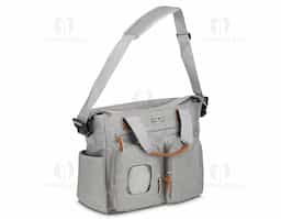 Bolsa multifuncional em poliéster com detalhes em PU. Possui 2 compartimentos laterais, 3 bolsos frontais com zíper, 1 na parte oposta com fechamento em velcro, incluindo um específico para lenços umedecidos. Conta com alças de ombro e de mão com acabamento em PU, além de interior espaçoso com divisórias e fechamento em zíper. Prática e organizada para o dia a dia.