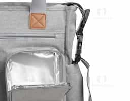 Bolsa multifuncional em poliéster com detalhes em PU. Possui 2 compartimentos laterais, 3 bolsos frontais com zíper, 1 na parte oposta com fechamento em velcro, incluindo um específico para lenços umedecidos. Conta com alças de ombro e de mão com acabamento em PU, além de interior espaçoso com divisórias e fechamento em zíper. Prática e organizada para o dia a dia.