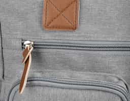 Bolsa multifuncional em poliéster com detalhes em PU. Possui 2 compartimentos laterais, 3 bolsos frontais com zíper, 1 na parte oposta com fechamento em velcro, incluindo um específico para lenços umedecidos. Conta com alças de ombro e de mão com acabamento em PU, além de interior espaçoso com divisórias e fechamento em zíper. Prática e organizada para o dia a dia.