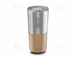 Copo térmico parede dupla em aço inox, detalhe em bambu na parte inferior, tampa plástica com anel de silicone para evitar vazamento, com capacidade de 550ml.