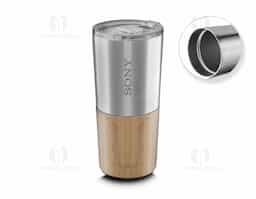 Copo térmico parede dupla em aço inox, detalhe em bambu na parte inferior, tampa plástica com anel de silicone para evitar vazamento, com capacidade de 550ml.