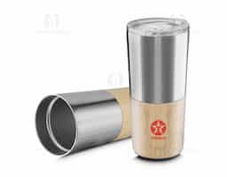 Copo térmico parede dupla em aço inox, detalhe em bambu na parte inferior, tampa plástica com anel de silicone para evitar vazamento, com capacidade de 550ml.