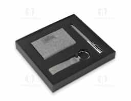 Conjunto composto por: 1 chaveiro em metal com design compacto, 1 caneta metálica elegante e funcional, e 1 porta-cartão prático para armazenar e organizar documentos ou cartões com segurança.