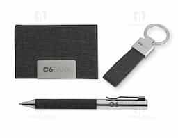 Conjunto composto por: 1 chaveiro em metal com design compacto, 1 caneta metálica elegante e funcional, e 1 porta-cartão prático para armazenar e organizar documentos ou cartões com segurança.