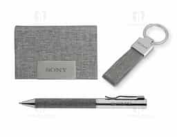 Conjunto composto por: 1 chaveiro em metal com design compacto, 1 caneta metálica elegante e funcional, e 1 porta-cartão prático para armazenar e organizar documentos ou cartões com segurança.
