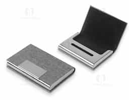 Conjunto composto por: 1 chaveiro em metal com design compacto, 1 caneta metálica elegante e funcional, e 1 porta-cartão prático para armazenar e organizar documentos ou cartões com segurança.