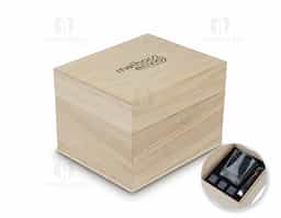 Kit Drink inclui: 1 copo de vidro de 200 ml, ideal para bebidas; 1 pegador de gelo em metal, resistente e prático; e 3 cubos de pedra-sabão reutilizáveis, que mantêm a temperatura da bebida sem diluí-la.