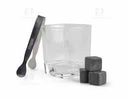 Kit Drink inclui: 1 copo de vidro de 200 ml, ideal para bebidas; 1 pegador de gelo em metal, resistente e prático; e 3 cubos de pedra-sabão reutilizáveis, que mantêm a temperatura da bebida sem diluí-la.