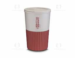 Copo plástico com parede dupla, fabricado com uma combinação de fibra de trigo e plástico. Possui capacidade de 400ml e tampa rosqueável, garantindo maior praticidade e conservação da bebida. Design sustentável e funcional.