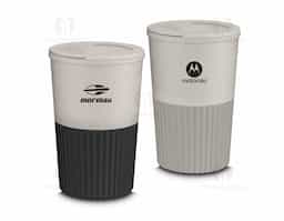 Copo plástico com parede dupla, fabricado com uma combinação de fibra de trigo e plástico. Possui capacidade de 400ml e tampa rosqueável, garantindo maior praticidade e conservação da bebida. Design sustentável e funcional.