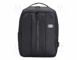 Mochila de nylon 27 litros com três compartimentos, sendo o principal com bolso para notebook 15.6 polegadas. Com divisórias internas para acessórios, bolso lateral, alça para engate em malas de viagem e suporte externo usb.