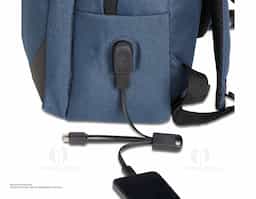 Mochila de nylon 27 litros com três compartimentos, sendo o principal com bolso para notebook 15.6 polegadas. Com divisórias internas para acessórios, bolso lateral, alça para engate em malas de viagem e suporte externo usb.