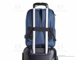 Mochila de nylon 27 litros com três compartimentos, sendo o principal com bolso para notebook 15.6 polegadas. Com divisórias internas para acessórios, bolso lateral, alça para engate em malas de viagem e suporte externo usb.