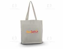 Sacola em algodão cru de 180g/m², leve e reutilizável. Ideal para uso diário, oferece praticidade no transporte de objetos com um toque sustentável.