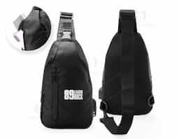 Esta mochila é a combinação perfeita de estilo e funcionalidade. Feita em couro sintético resistente à água, ela oferece durabilidade e proteção. Possui dois compartimentos bem planejados: o compartimento frontal garante acesso rápido aos itens do dia a dia, enquanto o bolso com fechamento de fivela adiciona segurança extra. Já o compartimento principal conta com um bolso interno, perfeito para manter tudo organizado. Com alças ajustáveis em nylon e mosquetão que facilita alternar os lados, ela se adapta ao seu estilo de uso. Além disso, vem equipada com entrada USB, proporcionando praticidade para carregar seus dispositivos em movimento. Ideal para quem busca funcionalidade sem abrir mão de um design moderno.