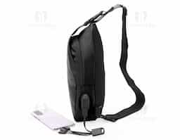 Esta mochila é a combinação perfeita de estilo e funcionalidade. Feita em couro sintético resistente à água, ela oferece durabilidade e proteção. Possui dois compartimentos bem planejados: o compartimento frontal garante acesso rápido aos itens do dia a dia, enquanto o bolso com fechamento de fivela adiciona segurança extra. Já o compartimento principal conta com um bolso interno, perfeito para manter tudo organizado. Com alças ajustáveis em nylon e mosquetão que facilita alternar os lados, ela se adapta ao seu estilo de uso. Além disso, vem equipada com entrada USB, proporcionando praticidade para carregar seus dispositivos em movimento. Ideal para quem busca funcionalidade sem abrir mão de um design moderno.