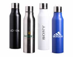 A garrafa inox de 1 litro é a opção perfeita para quem precisa de praticidade e resistência no dia a dia. Feita em inox, é super durável e resistente. Sua tampa de alumínio, possui silicone de vedação interno, que diminui o risco de vazamentos, mantendo tudo seguro e sem bagunça. E, para facilitar o transporte, ela vem com uma alça de nylon, super confortável e resistente.