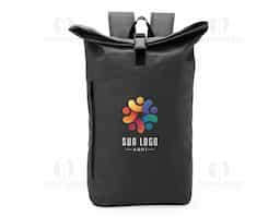 A Mochila de Couro Sintético 26L é a opção perfeita para quem busca uma solução versátil para o dia a dia. Com um design moderno e descontraído, inspirado no formato de saco, ela se adapta facilmente a diversas ocasiões, como viagens, passeios, estudos ou trabalho. Feita em couro sintético resistente à água, proporciona proteção para os itens, mesmo em dias chuvosos. A mochila possui dois compartimentos funcionais: um bolso frontal com zíper para acesso rápido e prático aos itens essenciais, e um compartimento principal espaçoso com fechamento por fivela, garantindo segurança. Seu design flexível a torna uma excelente escolha para quem busca uma mochila para atender diversas necessidades.