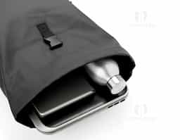 A Mochila de Couro Sintético 26L é a opção perfeita para quem busca uma solução versátil para o dia a dia. Com um design moderno e descontraído, inspirado no formato de saco, ela se adapta facilmente a diversas ocasiões, como viagens, passeios, estudos ou trabalho. Feita em couro sintético resistente à água, proporciona proteção para os itens, mesmo em dias chuvosos. A mochila possui dois compartimentos funcionais: um bolso frontal com zíper para acesso rápido e prático aos itens essenciais, e um compartimento principal espaçoso com fechamento por fivela, garantindo segurança. Seu design flexível a torna uma excelente escolha para quem busca uma mochila para atender diversas necessidades.