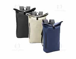 A Mochila de Couro Sintético 26L é a opção perfeita para quem busca uma solução versátil para o dia a dia. Com um design moderno e descontraído, inspirado no formato de saco, ela se adapta facilmente a diversas ocasiões, como viagens, passeios, estudos ou trabalho. Feita em couro sintético resistente à água, proporciona proteção para os itens, mesmo em dias chuvosos. A mochila possui dois compartimentos funcionais: um bolso frontal com zíper para acesso rápido e prático aos itens essenciais, e um compartimento principal espaçoso com fechamento por fivela, garantindo segurança. Seu design flexível a torna uma excelente escolha para quem busca uma mochila para atender diversas necessidades.