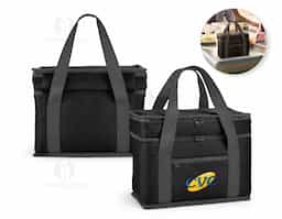 Sacola térmica confeccionada em poliéster reciclado 600D, material resistente que alia durabilidade e consciência ambiental. Possui dois compartimentos principais com isolamento em PEVA, facilitando a higienização e contribuindo para a conservação da temperatura. Conta também com bolso frontal com zíper para melhor organização. Com capacidade de até 9,5 litros, é prática para transportar alimentos e bebidas no dia a dia.