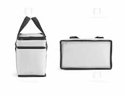 Sacola térmica confeccionada em poliéster reciclado 600D, material resistente que alia durabilidade e consciência ambiental. Possui dois compartimentos principais com isolamento em PEVA, facilitando a higienização e contribuindo para a conservação da temperatura. Conta também com bolso frontal com zíper para melhor organização. Com capacidade de até 9,5 litros, é prática para transportar alimentos e bebidas no dia a dia.