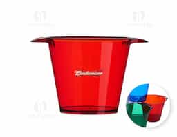 Balde de gelo com capacidade para 4 litros, ideal para manter bebidas refrigeradas. Possui alças laterais para facilitar o transporte. Na versão branca, apresenta acabamento leitoso, conferindo um visual sofisticado e discreto ao produto.