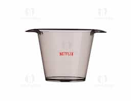 Balde de gelo com capacidade para 4 litros, ideal para manter bebidas refrigeradas. Possui alças laterais para facilitar o transporte. Na versão branca, apresenta acabamento leitoso, conferindo um visual sofisticado e discreto ao produto.