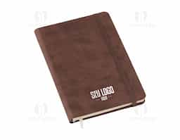 Caderneta tipo moleskine com 80 folhas sem pauta, ideal para anotações, esboços e registros do dia a dia. Compacta e prática, oferece versatilidade para diferentes usos. Um brinde corporativo funcional e elegante, perfeito para acompanhar reuniões, estudos ou momentos de inspiração.