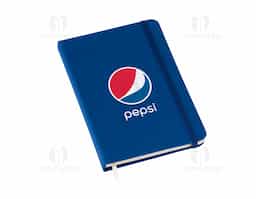 Caderneta tipo moleskine com 80 folhas sem pauta, ideal para anotações, esboços e registros do dia a dia. Compacta e prática, oferece versatilidade para diferentes usos. Um brinde corporativo funcional e elegante, perfeito para acompanhar reuniões, estudos ou momentos de inspiração.