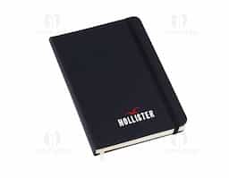 Caderneta tipo moleskine com 80 folhas sem pauta, ideal para anotações, esboços e registros do dia a dia. Compacta e prática, oferece versatilidade para diferentes usos. Um brinde corporativo funcional e elegante, perfeito para acompanhar reuniões, estudos ou momentos de inspiração.