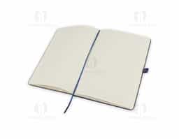 Kit composto por caderno de anotações e caneta metálica. O caderno, com capa dura, é feito de PET reciclado e contém 80 folhas pautadas, proporcionando uma opção sustentável e prática para o dia a dia. A caneta metálica completa o conjunto com elegância e funcionalidade.