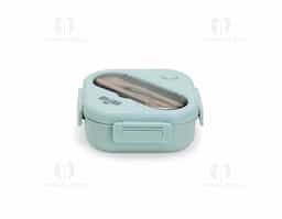 Marmita hermética tipo Bentô com capacidade de 1,2 litros, possui 3 divisórias internas que mantêm os alimentos separados. Feita em PP atóxico e livre de BPA, conta com tampa com travas de segurança, silicone com respiro e alças para facilitar o transporte. Inclui 3 talheres guardados em compartimento separado com tampa transparente. Ideal para refeições práticas e saudáveis.