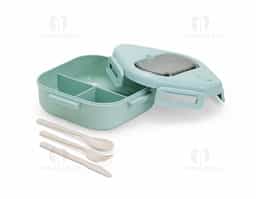 Marmita hermética tipo Bentô com capacidade de 1,2 litros, possui 3 divisórias internas que mantêm os alimentos separados. Feita em PP atóxico e livre de BPA, conta com tampa com travas de segurança, silicone com respiro e alças para facilitar o transporte. Inclui 3 talheres guardados em compartimento separado com tampa transparente. Ideal para refeições práticas e saudáveis.