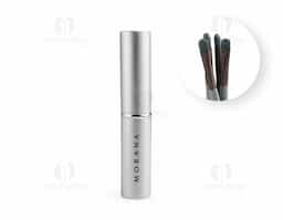 Tenha uma maquiagem incrível com este mini kit de pincéis, ideal para precisão e acabamento perfeito. Com cerdas macias, cabos plásticos ergonômicos e estojo de alumínio, oferece elegância, conforto e resultados impecáveis para iniciantes e profissionais. Inclui um pincel língua de gato, perfeito para bases líquidas ou cremosas; um pincel chanfrado, ideal para delinear olhos e sobrancelhas; um pincel côncavo, indispensável para esfumar sombras; um pincel para aplicar sombras de forma uniforme; e um pincel de precisão reto pequeno, adequado para aplicar sombras ou fazer detalhes mais marcantes, como iluminar a linha abaixo das sobrancelhas.
