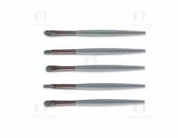 Tenha uma maquiagem incrível com este mini kit de pincéis, ideal para precisão e acabamento perfeito. Com cerdas macias, cabos plásticos ergonômicos e estojo de alumínio, oferece elegância, conforto e resultados impecáveis para iniciantes e profissionais. Inclui um pincel língua de gato, perfeito para bases líquidas ou cremosas; um pincel chanfrado, ideal para delinear olhos e sobrancelhas; um pincel côncavo, indispensável para esfumar sombras; um pincel para aplicar sombras de forma uniforme; e um pincel de precisão reto pequeno, adequado para aplicar sombras ou fazer detalhes mais marcantes, como iluminar a linha abaixo das sobrancelhas.
