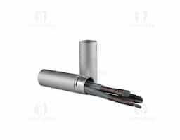 Tenha uma maquiagem incrível com este mini kit de pincéis, ideal para precisão e acabamento perfeito. Com cerdas macias, cabos plásticos ergonômicos e estojo de alumínio, oferece elegância, conforto e resultados impecáveis para iniciantes e profissionais. Inclui um pincel língua de gato, perfeito para bases líquidas ou cremosas; um pincel chanfrado, ideal para delinear olhos e sobrancelhas; um pincel côncavo, indispensável para esfumar sombras; um pincel para aplicar sombras de forma uniforme; e um pincel de precisão reto pequeno, adequado para aplicar sombras ou fazer detalhes mais marcantes, como iluminar a linha abaixo das sobrancelhas.