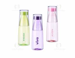 Garrafa e copo em um único produto! Com capacidade de 550ml, a garrafa 2 em 1 é fabricada em plástico e possui um copo integrado, ideal para consumir água, chá gelado e outras bebidas com praticidade. Conta com tampa rosqueável que garante segurança e evita vazamentos, enquanto o design compacto facilita o transporte para onde for. Uma escolha funcional e prática para diferentes momentos.