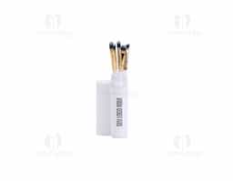 Tenha uma maquiagem perfeita com este kit essencial de pincéis, ideal para precisão e acabamento. Com estojo plástico, cerdas macias e cabos plásticos ergonômicos, oferece elegância, conforto e resultados impecáveis para iniciantes e profissionais. Inclui um pincel língua de gato, perfeito para bases líquidas ou cremosas; um chanfrado, ideal para delinear olhos e sobrancelhas; um côncavo, indispensável para esfumar sombras; um pincel para aplicar sombras de forma uniforme; e um para corretivo, perfeito para cobrir imperfeições e iluminar pontos estratégicos.