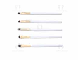 Tenha uma maquiagem perfeita com este kit essencial de pincéis, ideal para precisão e acabamento. Com estojo plástico, cerdas macias e cabos plásticos ergonômicos, oferece elegância, conforto e resultados impecáveis para iniciantes e profissionais. Inclui um pincel língua de gato, perfeito para bases líquidas ou cremosas; um chanfrado, ideal para delinear olhos e sobrancelhas; um côncavo, indispensável para esfumar sombras; um pincel para aplicar sombras de forma uniforme; e um para corretivo, perfeito para cobrir imperfeições e iluminar pontos estratégicos.