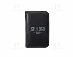 Kit Manicure 10 peças em estojo de couro sintético, perfeito para embelezar e cuidar das unhas, podendo ser usado em casa ou em salões de beleza. Com três cortadores de unha, tesoura, lixa, pinça, empurrador de cutícula, removedor de cutícula, palito de unha e espátula para ouvido, este kit oferece tudo o que precisa para manter as unhas e cuidados sempre em dia.