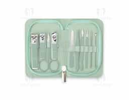 Kit Manicure 10 peças em estojo de couro sintético, perfeito para embelezar e cuidar das unhas, podendo ser usado em casa ou em salões de beleza. Com três cortadores de unha, tesoura, lixa, pinça, empurrador de cutícula, removedor de cutícula, palito de unha e espátula para ouvido, este kit oferece tudo o que precisa para manter as unhas e cuidados sempre em dia.