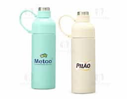 Mantenha a bebida na temperatura ideal, seja ela quentinha ou bem gelada! Com excelente conservação, nossa Garrafa Térmica de 460ml, produzida em aço inoxidável 304 e base antiderrapante para maior estabilidade em superfícies, possui um design super prático com duas aberturas, sendo uma com bocal contendo tampa protetora rosqueável e alça emborrachada integrada para facilitar a locomoção, e outra abertura larga para facilitar o enchimento e a limpeza.  Mais do que prática, essa garrafa garante que a bebida mantenha sua qualidade térmica e sabor por muito mais tempo.
