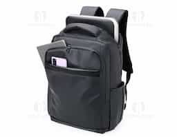 Mochila de 21L em couro sintético, com 4 compartimentos, espaço p/ notebook 15,6", USB, antifurto, engate p/ malas e alças acolchoadas. Conforto e estilo no dia a dia corporativo!

Se quiser uma versão com outro foco (mais técnica, mais criativa, mais comercial), posso adaptar também!