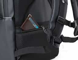Mochila de 21L em couro sintético, com 4 compartimentos, espaço p/ notebook 15,6", USB, antifurto, engate p/ malas e alças acolchoadas. Conforto e estilo no dia a dia corporativo!

Se quiser uma versão com outro foco (mais técnica, mais criativa, mais comercial), posso adaptar também!